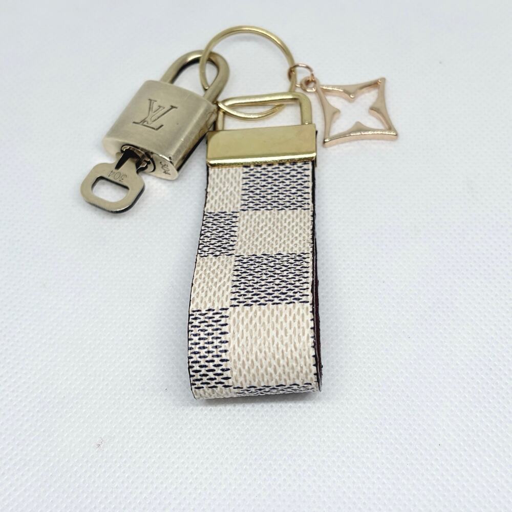 Louis Vuitton Lock & Key #304 w/a Damier Canvas Loop & Gold Star Charm Key Ring - Picture 5 of 9